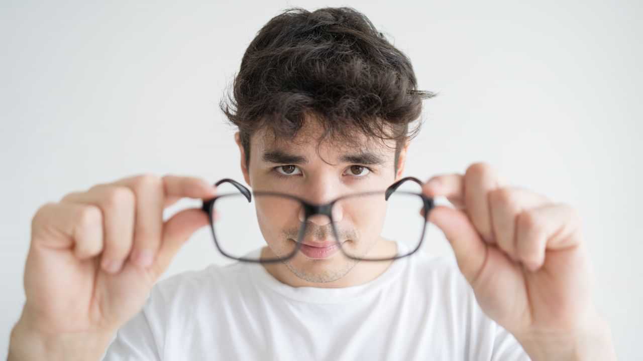 Glasses Mark Removal: கண்ணாடி அணிவதால் சரும தோற்றத்தில் தொய்வா? மூக்கின் கரும்புள்ளிகளை இப்படி அசால்ட்டாக போக்கலாம்! Glasses Mark Removal: கண்ணாடி அணிவதால் சரும தோற்றத்தில் தொய்வா? மூக்கின் கரும்புள்ளிகளை இப்படி அசால்ட்டாக போக்கலாம்!