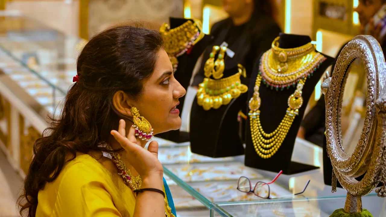Gold Price Today : பெரிய அடிக்கு பிறகு கிடைத்த சிறிய நிம்மதி.. மீண்டும் ரூ.10,000-க்கு கீழ் வந்த ஒரு கிராம் தங்கம்! Gold Price Today : பெரிய அடிக்கு பிறகு கிடைத்த சிறிய நிம்மதி.. மீண்டும் ரூ.10,000-க்கு கீழ் வந்த ஒரு கிராம் தங்கம்!