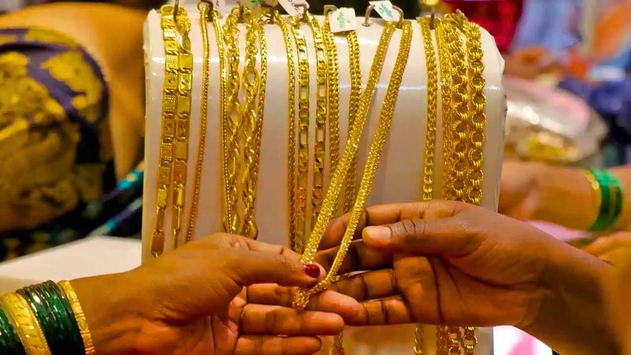 Gold : தீபாவளிக்கு தங்கம் வாங்க முடியாதா?.. தங்கம் விலை உயர்வின் தாக்கம் என்னவாக இருக்கும்? Gold : தீபாவளிக்கு தங்கம் வாங்க முடியாதா?.. தங்கம் விலை உயர்வின் தாக்கம் என்னவாக இருக்கும்?