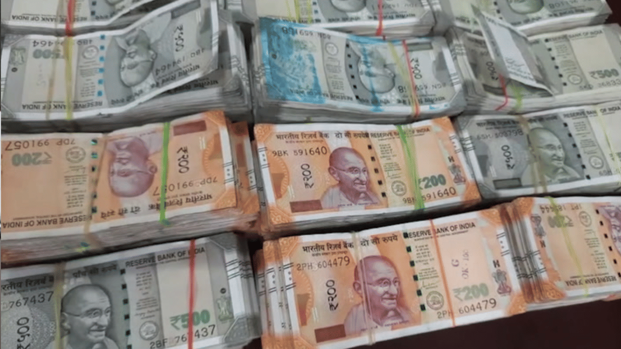 கேரளாவில் வாகன சோதனையின்போது ரூ.1 கோடி ஹவாலா பணம் பறிமுதல்
