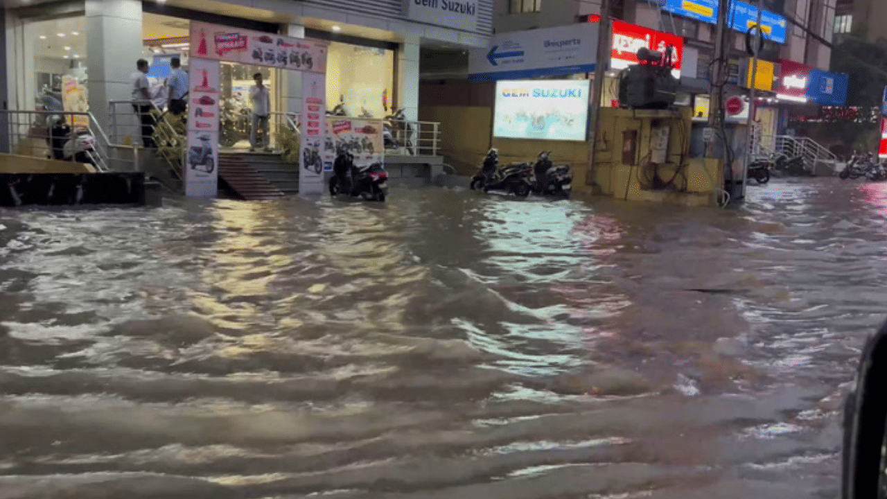 ஹைதராபாத்தில் கனமழை - ராஜ்பவன் சாலையில் நீர் தேங்கியதால் போக்குவரத்து பாதிப்பு