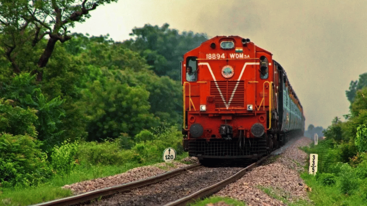 காத்திருப்பு பட்டியலில் இருப்பவர்கள் ரயிலில் பயணிக்க முடியுமா? என்ன செய்ய வேண்டும்?