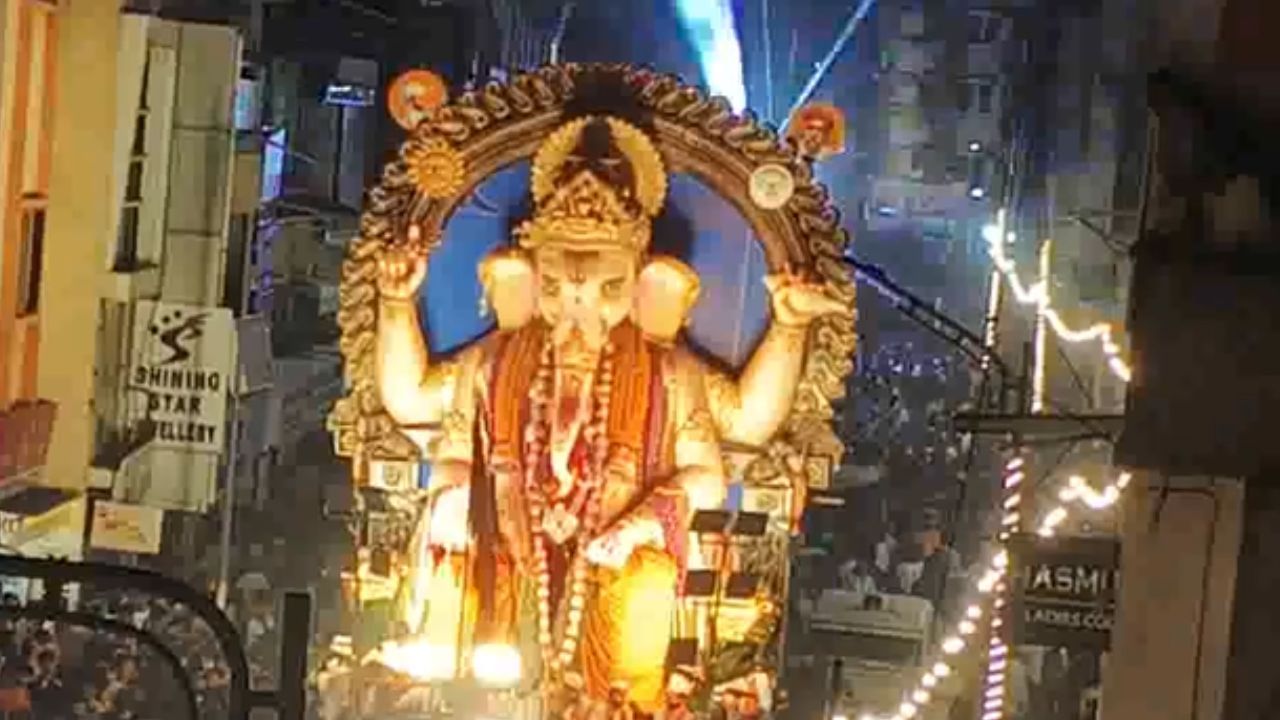 ஆட்டம் பாட்டத்துடன் கரைக்கப்பட்ட  கர்நாடகாவின் ஹூப்பள்ளி விநாயகர் சிலை ஆட்டம் பாட்டத்துடன் கரைக்கப்பட்ட  கர்நாடகாவின் ஹூப்பள்ளி விநாயகர் சிலை