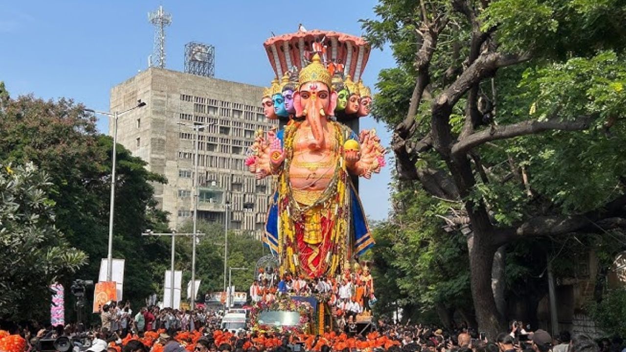 ஹைதராபாத்தில் நடைபெற்ற பிரமாண்ட விநாயகரின் ஊர்வலம்!