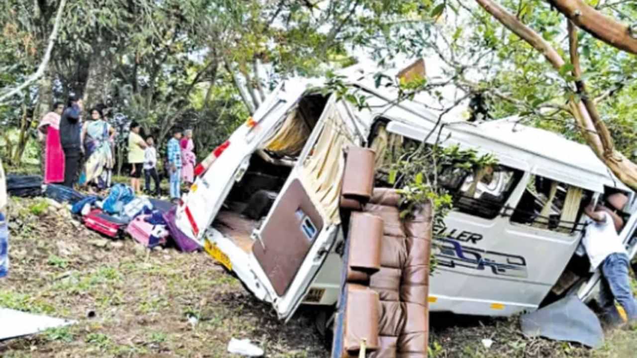 100 அடி பள்ளத்தில் கவிழ்ந்து விபத்துக்குள்ளான சுற்றுலா வேன்.. 12 பேர் படுகாயம்!