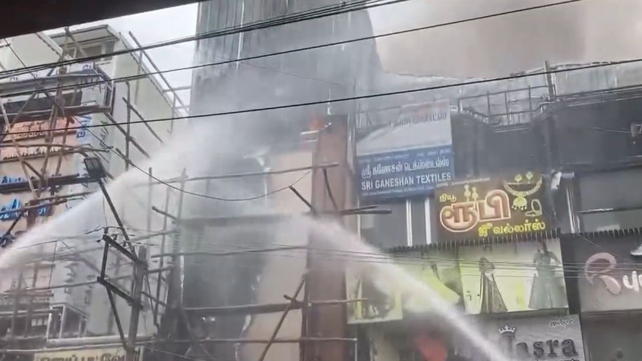 மளமளவென பற்றிய தீ... கோவை ரெடிமேட் குடோனில் பரபரப்பு! மளமளவென பற்றிய தீ... கோவை ரெடிமேட் குடோனில் பரபரப்பு!