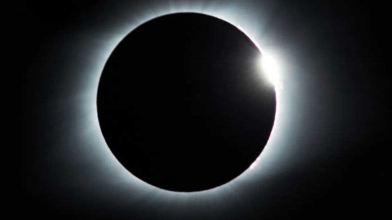 2025 Lunar Eclipse: சந்திர கிரகணம்.. இந்த பொருட்களை தானம் செய்தால் நல்லது! 2025 Lunar Eclipse: சந்திர கிரகணம்.. இந்த பொருட்களை தானம் செய்தால் நல்லது!