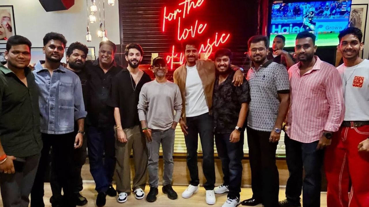 Madharaasi: ரூ 100 கோடி வசூல்.. ‘மதராஸி’ படத்தின் வெற்றியை கொண்டாடிய படக்குழு.. வைரலாகும் புகைப்படம்! Madharaasi: ரூ 100 கோடி வசூல்.. ‘மதராஸி’ படத்தின் வெற்றியை கொண்டாடிய படக்குழு.. வைரலாகும் புகைப்படம்!