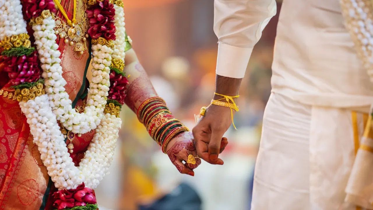 திருமணத்திற்கு முந்தைய நாள் காதலியுடன் வீட்டை விட்டு ஓடிய மணமகன்.. மணமகள் வீட்டார் ஷாக்!