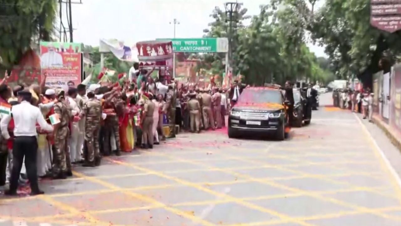 வாரணாசியில் பிரதமர் மோடி பிரமாண்ட ரோடு ஷோ.. மலர் தூவி வரவேற்ற மக்கள்!