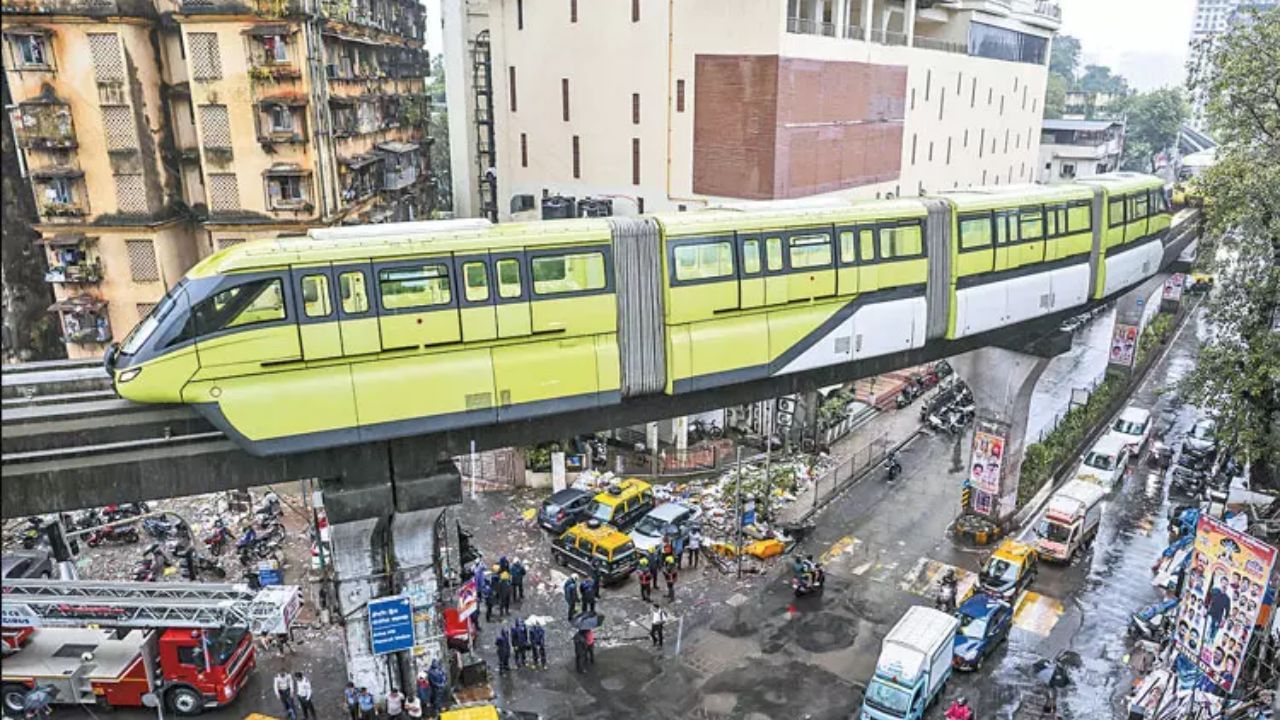 Monorail : மும்பையில் பழுதாகி அந்தரத்தில் நின்ற மோனோ ரயில்.. சிக்கி தவித்த பயணிகள்!