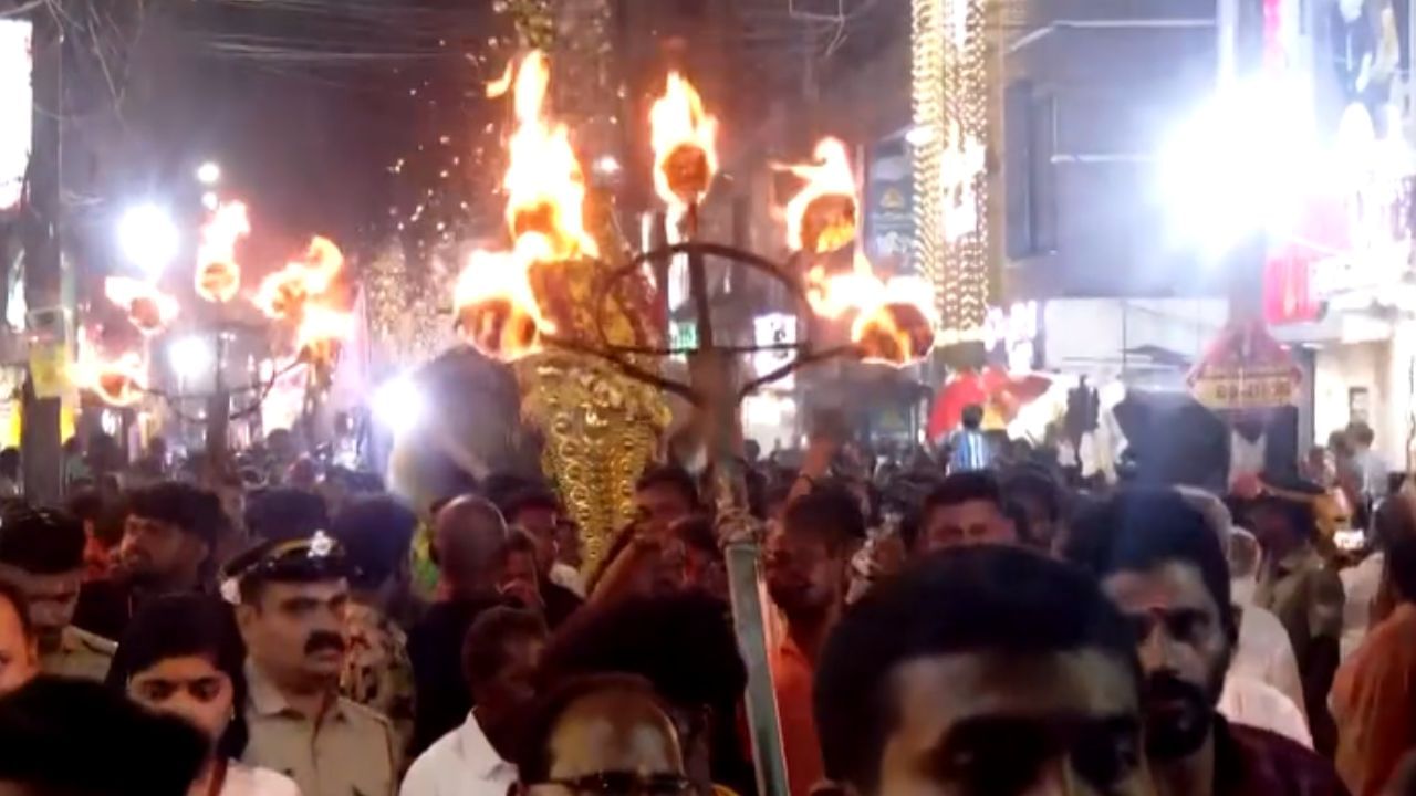 நவராத்திரி கொண்டாட்டம்.. ஆட்டம் பாட்டத்துடன் சாமி ஊர்வலம்! நவராத்திரி கொண்டாட்டம்.. ஆட்டம் பாட்டத்துடன் சாமி ஊர்வலம்!