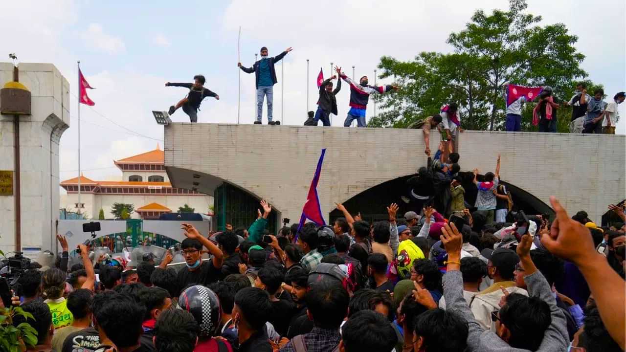 நேபாளத்தில் வெடித்த போராட்டம்.. துப்பாக்கிச் சூட்டில் 19 பேர் பலியானதை தொடர்ந்து சமூக வளைத்தளங்கள் மீதான் தடை நீக்கம்!