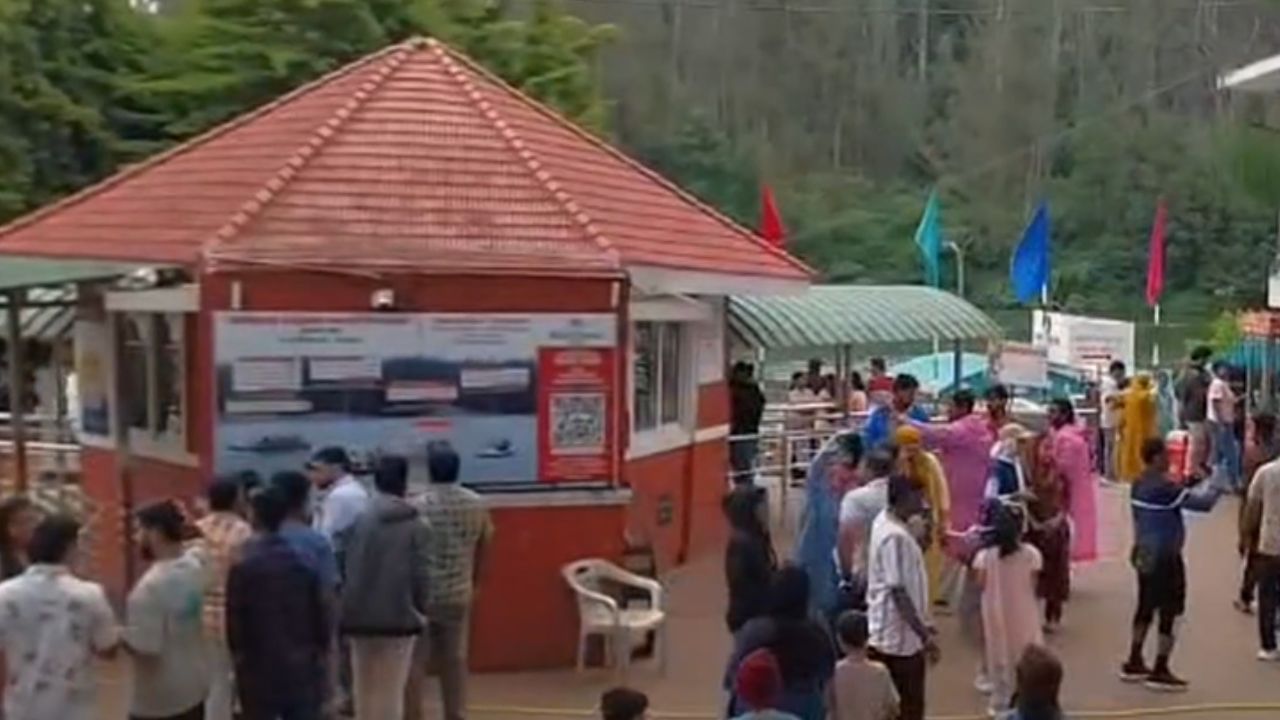 ஜில்லென வெதர்.. ஊட்டியில் குவியும் சுற்றுலா பயணிகள்!