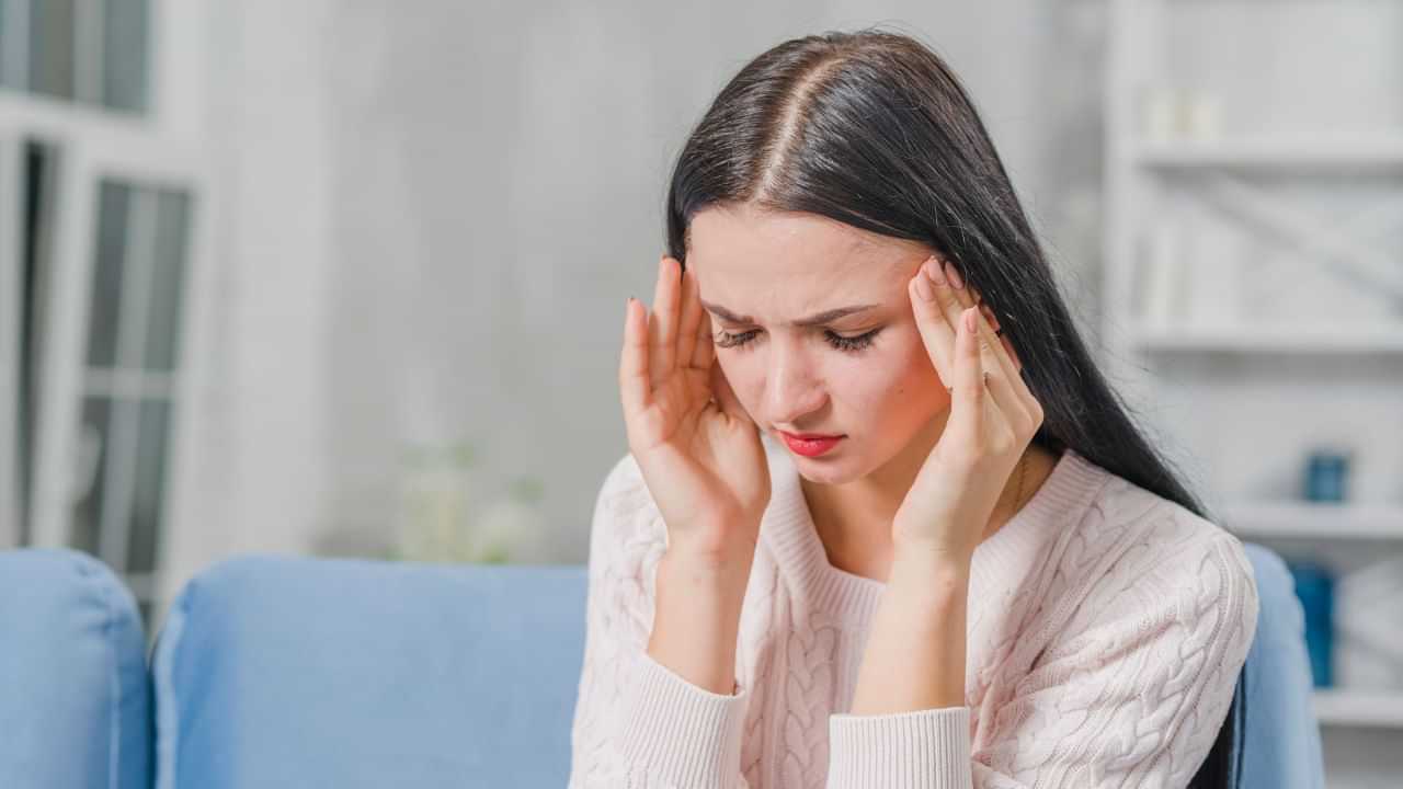 Headache: தலைவலியுடன் இந்த 5 அறிகுறிகளா..? உடனடியாக மருத்துவரை நாடுங்கள்..!