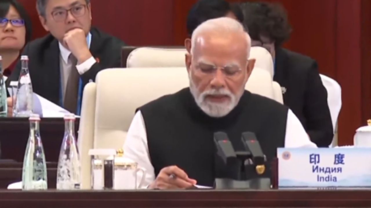 ‘தீவிரவாதத்தை ஆதரிக்கும் நாடு’ பாகிஸ்தான் பிரதமர் முன்னிலையில் சாடிய பிரதமர் மோடி! ‘தீவிரவாதத்தை ஆதரிக்கும் நாடு’ பாகிஸ்தான் பிரதமர் முன்னிலையில் சாடிய பிரதமர் மோடி!