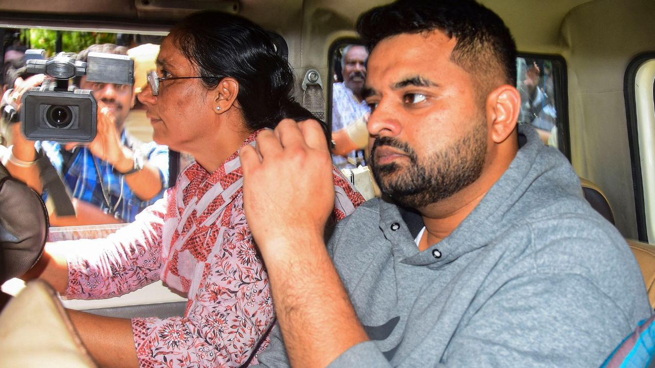 ஆயுள் தண்டனை அனுபவிக்கும் பிரஜ்வால் ரேவண்ணா.. சிறையில் நூலக எழுத்தாளராக நியமனம்.. ஆயுள் தண்டனை அனுபவிக்கும் பிரஜ்வால் ரேவண்ணா.. சிறையில் நூலக எழுத்தாளராக நியமனம்..