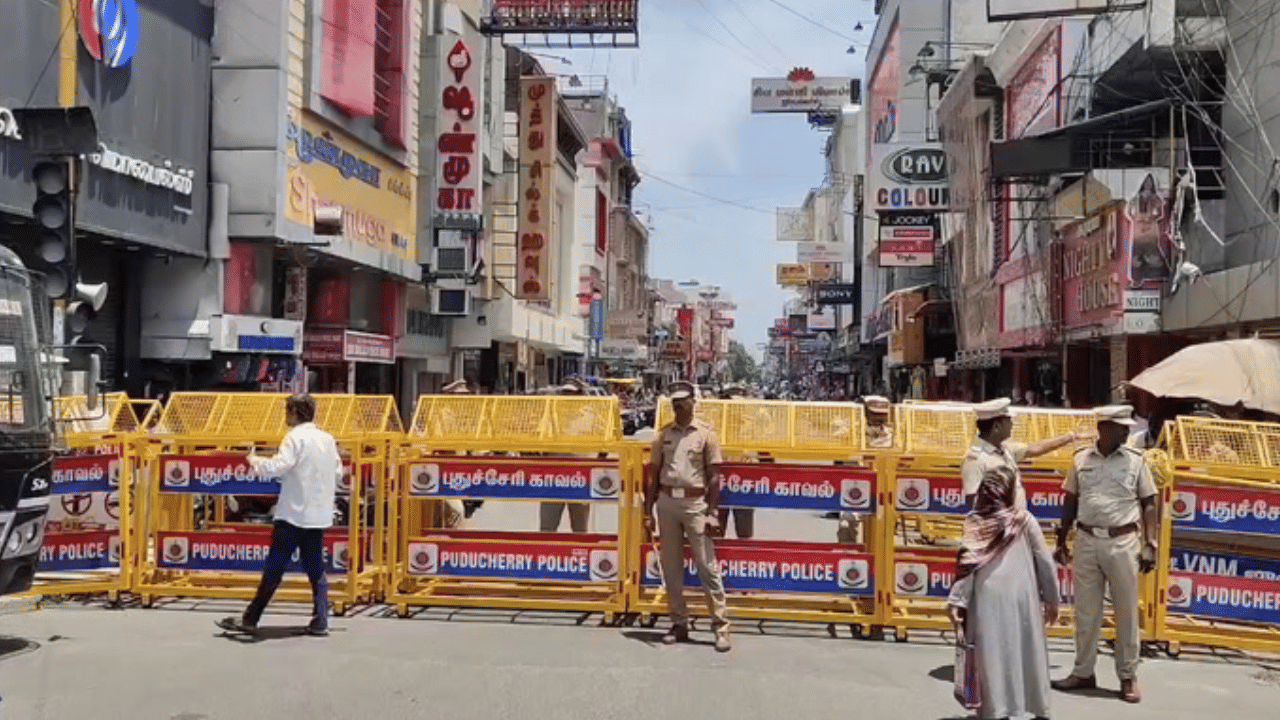ஆங்கிலத்தில் பெயர் பலகை - அடித்து நொறுக்கிய புதுச்சேரி தமிழ் உரிமை இயக்கம்