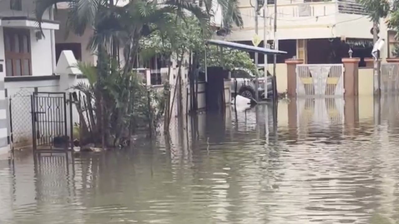 ஆறுபோல மாறிய சாலை.. தத்தளிக்கும் தெலங்கானா பகுதிகள்!