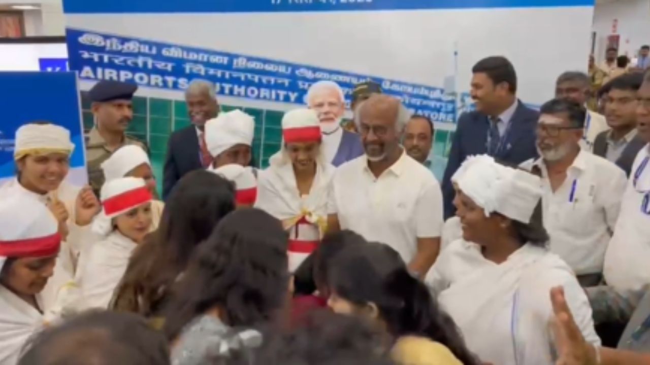 கோவை விமான நிலையத்தில் ரஜினிகாந்த்.. பிரதமர் மோடி கட் அவுட் முன்பு எடுத்த போட்டோ