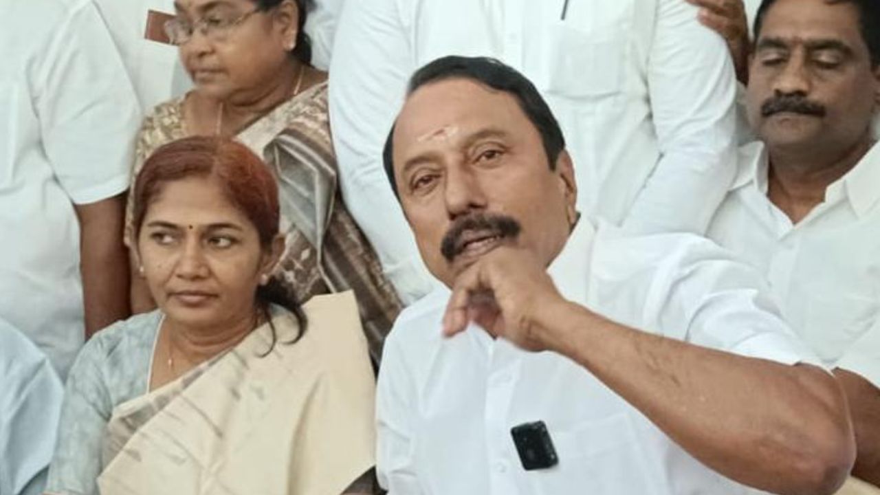 விஸ்வரூபம் எடுக்கும் பிரச்னை.. அதிமுக மாஜி எம்பி சத்தியபாமாவின் கட்சி பொறுப்பு பறிப்பு விஸ்வரூபம் எடுக்கும் பிரச்னை.. அதிமுக மாஜி எம்பி சத்தியபாமாவின் கட்சி பொறுப்பு பறிப்பு