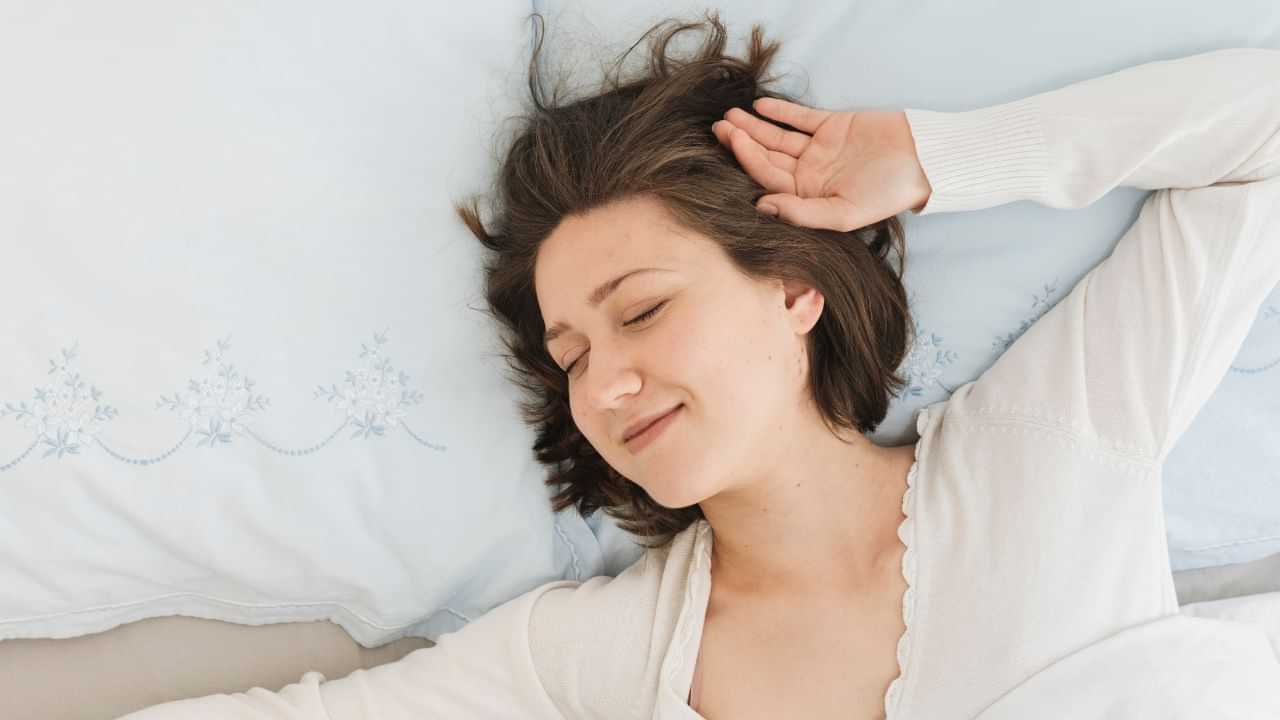 Hair Loss: தூங்கும்போது இந்த தவறுகளை செய்கிறீர்களா..? முடி உதிர்வு பிரச்சனையை உண்டாக்கும்!