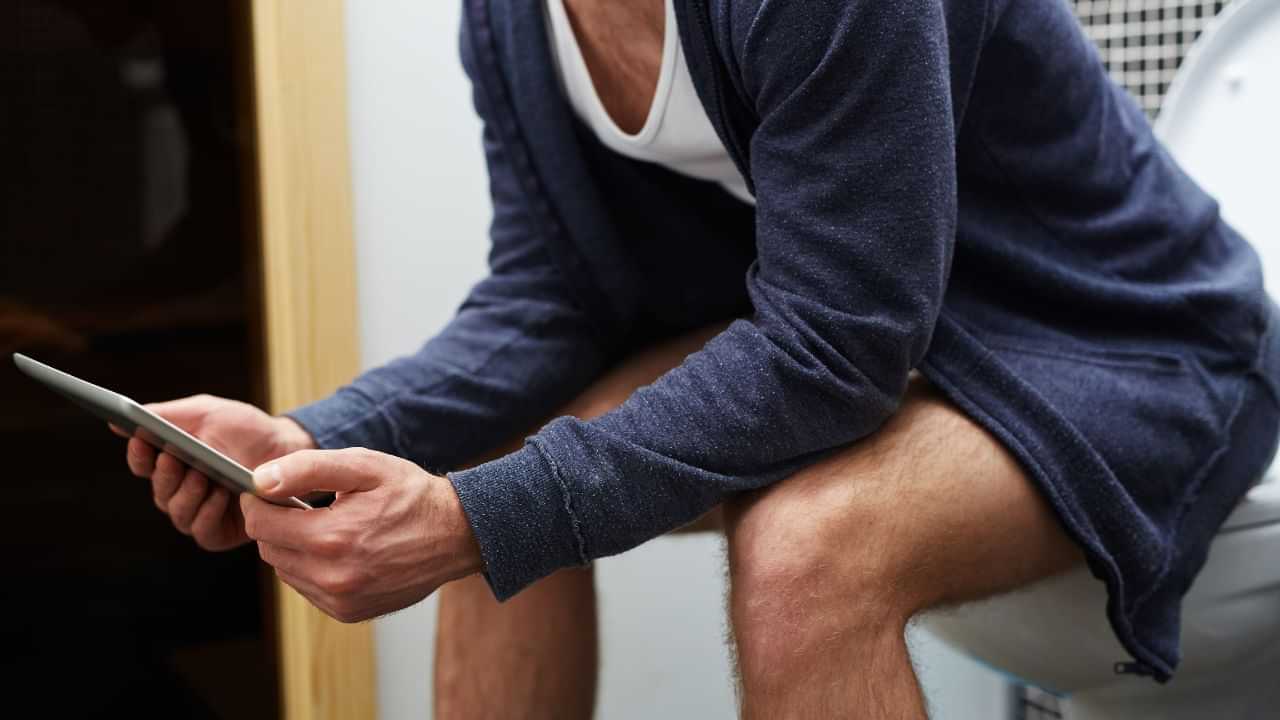 கழிவறையில் ஸ்மார்ட்போன் பயன்படுத்தும் நபரா நீங்கள்?..  இந்த பாதிப்பு வர 46% வாய்ப்பு.. மருத்துவர்கள் எச்சரிக்கை!