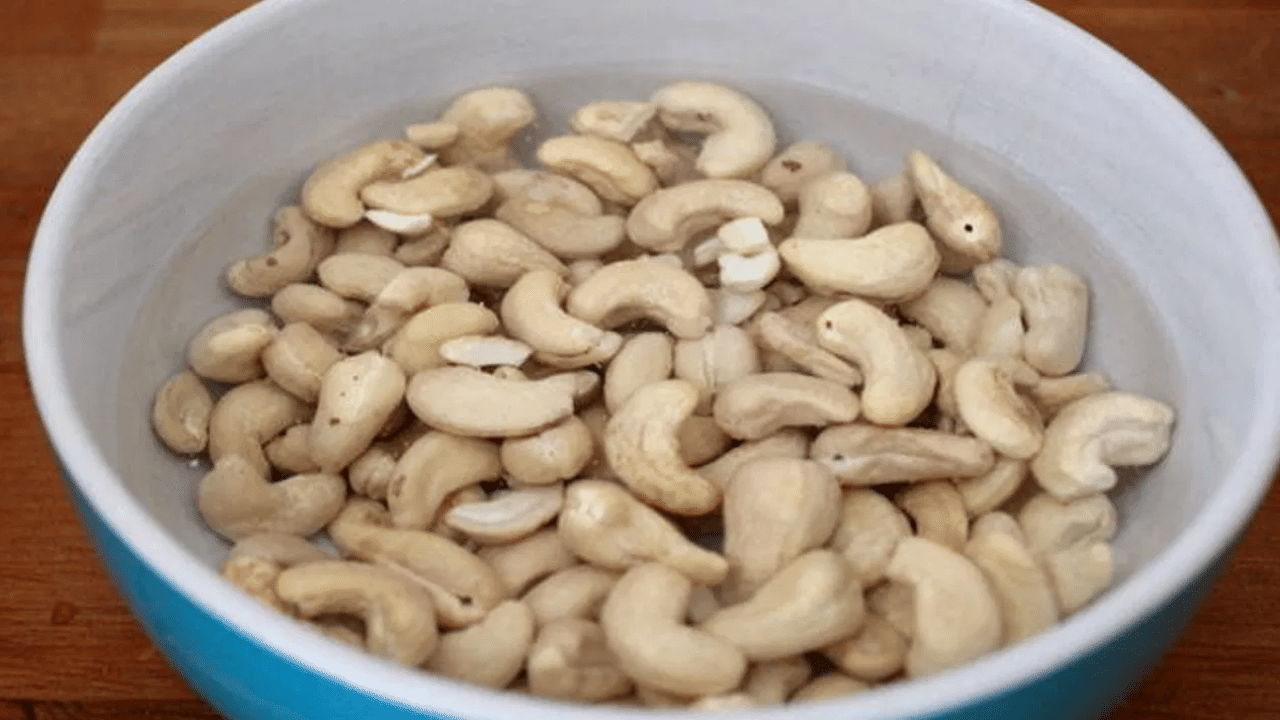 ஊறவைத்த முந்திரியை சாப்பிடுவதால் உடலுக்கு கிடைக்கும் 5 நன்மைகள் - ஆச்சரிய தகவல்கள்! ஊறவைத்த முந்திரியை சாப்பிடுவதால் உடலுக்கு கிடைக்கும் 5 நன்மைகள் - ஆச்சரிய தகவல்கள்!