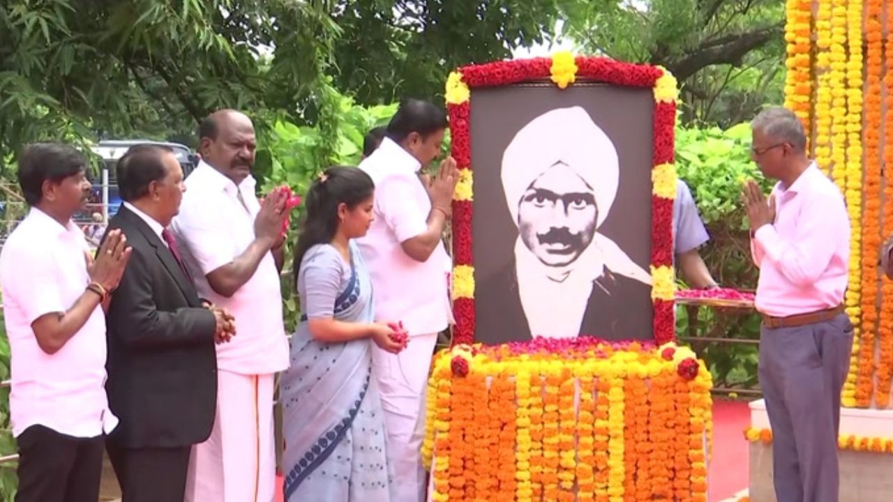 மகாகவி சுப்பிரமணிய பாரதி நினைவு நாள்.. மலர் தூவி மரியாதை செலுத்திய மேயர் பிரியா