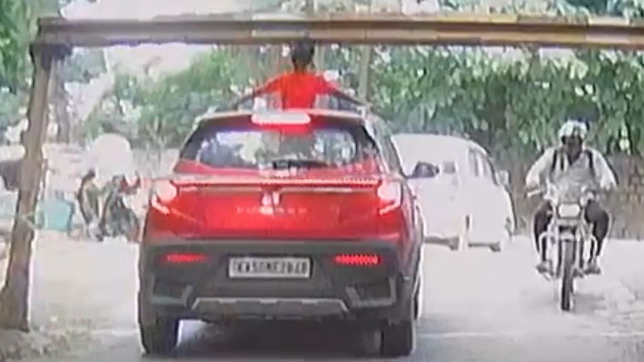 Viral Video : சன்ரூஃபை திறந்து வேடிக்கை பார்த்த சிறுவன்.. அடுத்து காத்திருந்த அதிர்ச்சி.. ஷாக் வீடியோ! Viral Video : சன்ரூஃபை திறந்து வேடிக்கை பார்த்த சிறுவன்.. அடுத்து காத்திருந்த அதிர்ச்சி.. ஷாக் வீடியோ!
