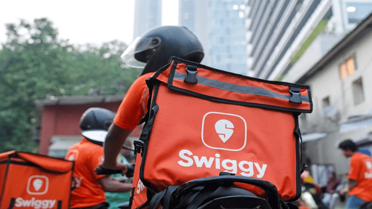 3வது முறையாக ஸ்விகி கட்டணம் உயர்வு - வாடிக்கையாளர்கள் அதிர்ச்சி 3வது முறையாக ஸ்விகி கட்டணம் உயர்வு - வாடிக்கையாளர்கள் அதிர்ச்சி