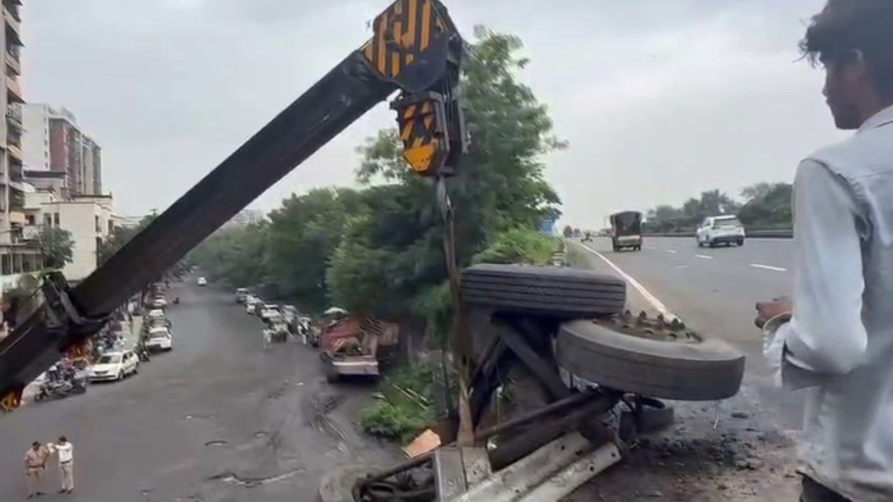 மும்பை சாலையில் தலைகீழாக கவிழ்ந்த லாரி.. கிரேன் உதவியுடன் மீட்ட அதிகாரிகள்!