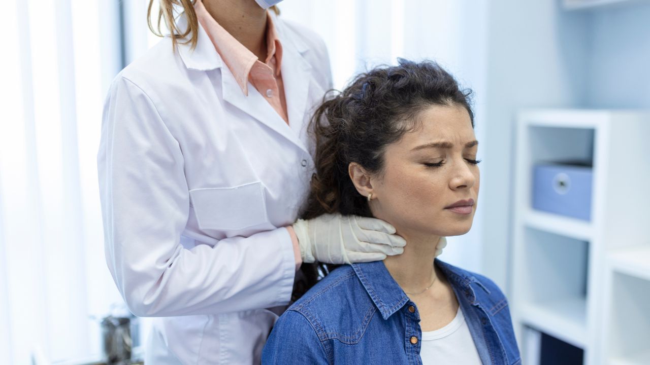 Thyroid: தைராய்டு உள்ளவர்கள் சாப்பிடக்கூடாத உணவுகள்.. இதை சாப்பிட்டால் கட்டுப்படுத்துவது கடினம்! Thyroid: தைராய்டு உள்ளவர்கள் சாப்பிடக்கூடாத உணவுகள்.. இதை சாப்பிட்டால் கட்டுப்படுத்துவது கடினம்!