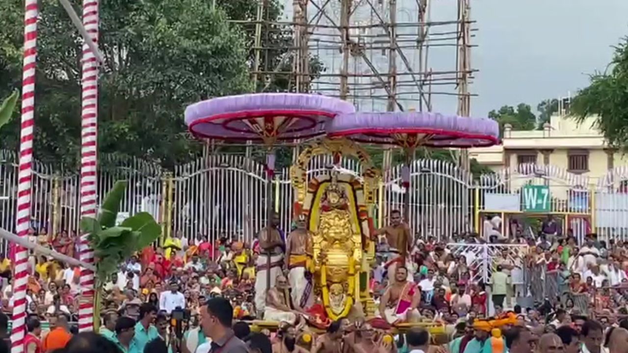 திருப்பதியில் சிம்ம வாகனத்தில் எழுந்தருளிய ஏழுமலையான்!