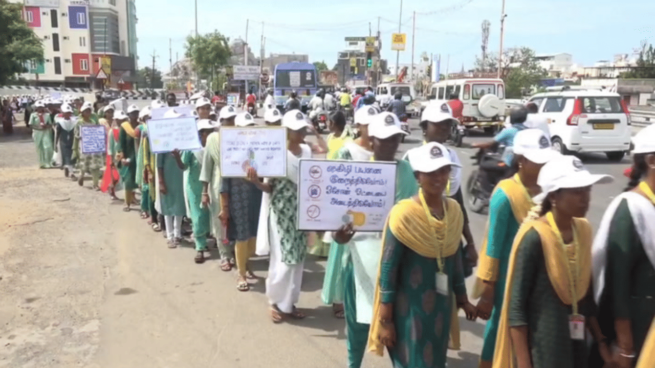 திருச்சியில் ஓசோன் தினத்தை முன்னிட்டு மாணவர்கள் விழிப்புணர்வு ஊர்வலம்