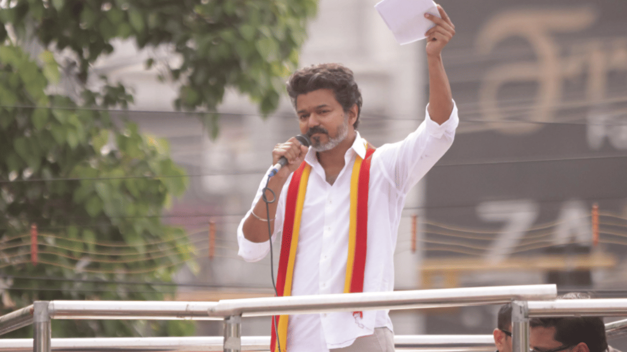 உங்க அப்பா பேர்ல பேனா வைக்கணும்னு சொல்றீங்க... உங்க சொந்த மாவட்டம் திருவாரூர் கருவாடா காயுது - விஜய் கேள்வி