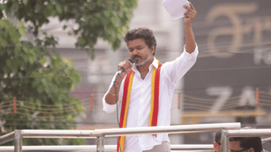 ‘உங்க அப்பா பேர்ல பேனா வைக்கணும்னு சொல்றீங்க… உங்க சொந்த மாவட்டம் திருவாரூர் கருவாடா காயுது’ – விஜய் கேள்வி
