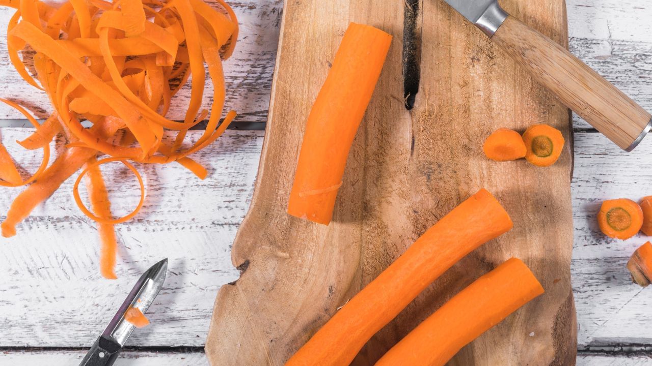 Carrot Peel: சீவிய கேரட் தோலை தூக்கி எறியாதீங்க.. சரும அழகு முதல் செடி வளர்ப்பு வரை பெரிதும் உதவும்!