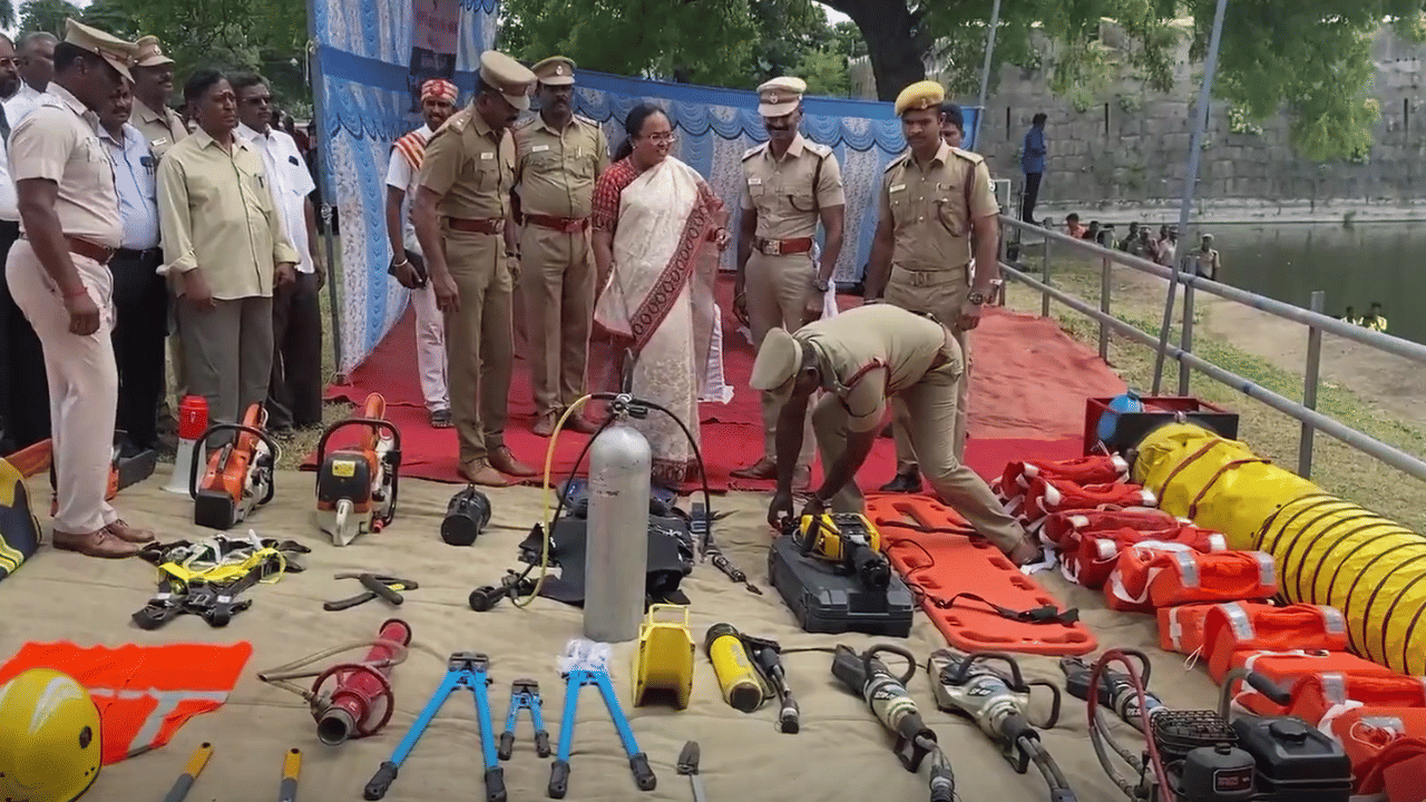 வேலூரில் பருவ மழைக்கு முன்னதாக பேரிடர் மீட்பு பயிற்சி நடத்திய தீயணைப்பு துறை
