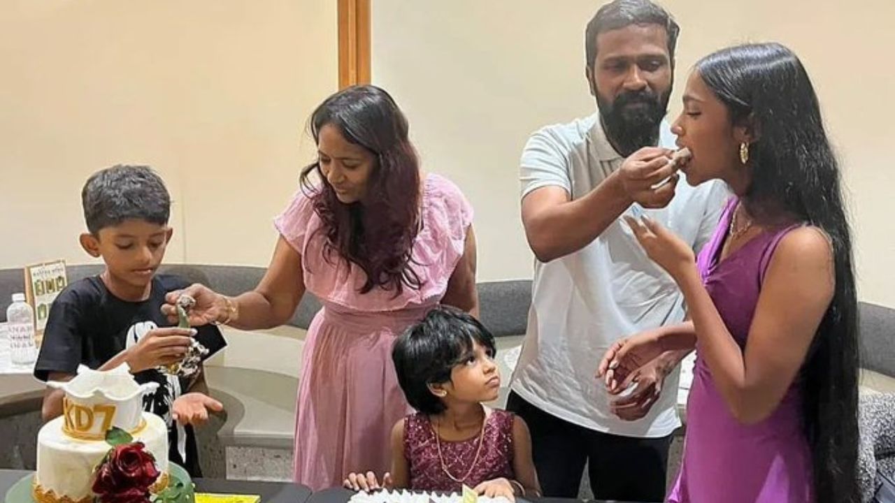Vetrimaaran : குடும்பத்துடன் 50வது பிறந்தநாளை கொண்டாடிய வெற்றிமாறன்.. இணையத்தில் வைரலாகும் புகைப்படம்! Vetrimaaran : குடும்பத்துடன் 50வது பிறந்தநாளை கொண்டாடிய வெற்றிமாறன்.. இணையத்தில் வைரலாகும் புகைப்படம்!