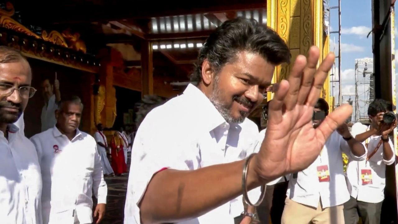தமிழக வெற்றி கழக தலைவர் விஜயின் சூறாவளி சுற்றுப்பயணம்.. ஒரே நாளில் 3 மாவட்டங்களில் பரப்புரை.. தமிழக வெற்றி கழக தலைவர் விஜயின் சூறாவளி சுற்றுப்பயணம்.. ஒரே நாளில் 3 மாவட்டங்களில் பரப்புரை..