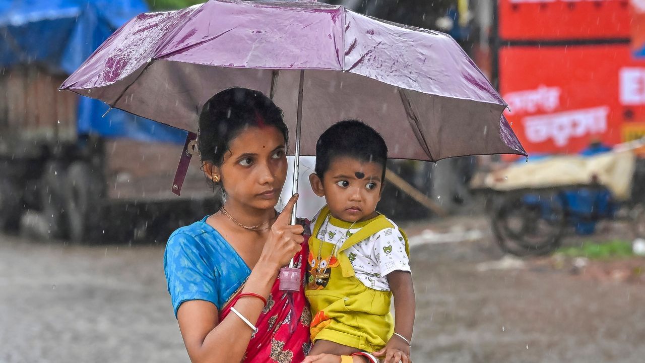 குளு குளு சென்னை.. தொடரும் மழை.. இன்னும் எத்தனை நாட்களுக்கு? குளு குளு சென்னை.. தொடரும் மழை.. இன்னும் எத்தனை நாட்களுக்கு?