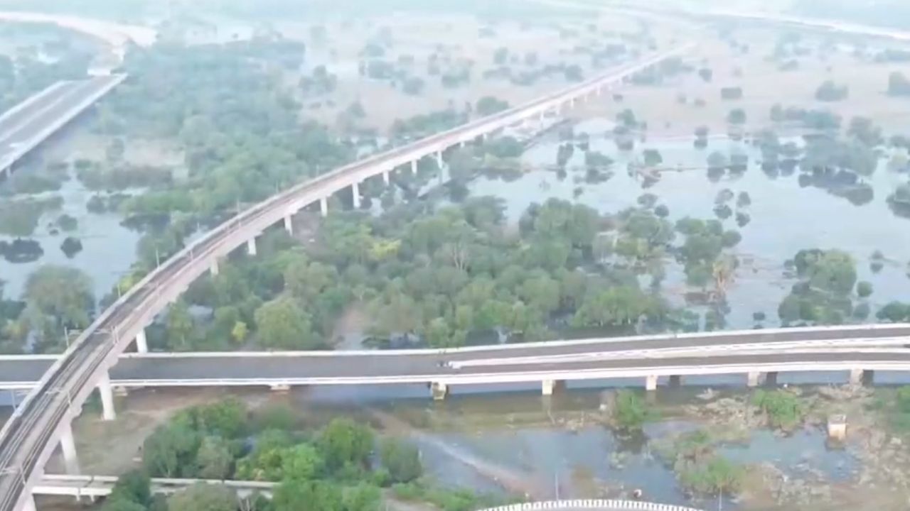 நாலாபுறமும் தண்ணீர்...  வெள்ளக்காடான டெல்லி!