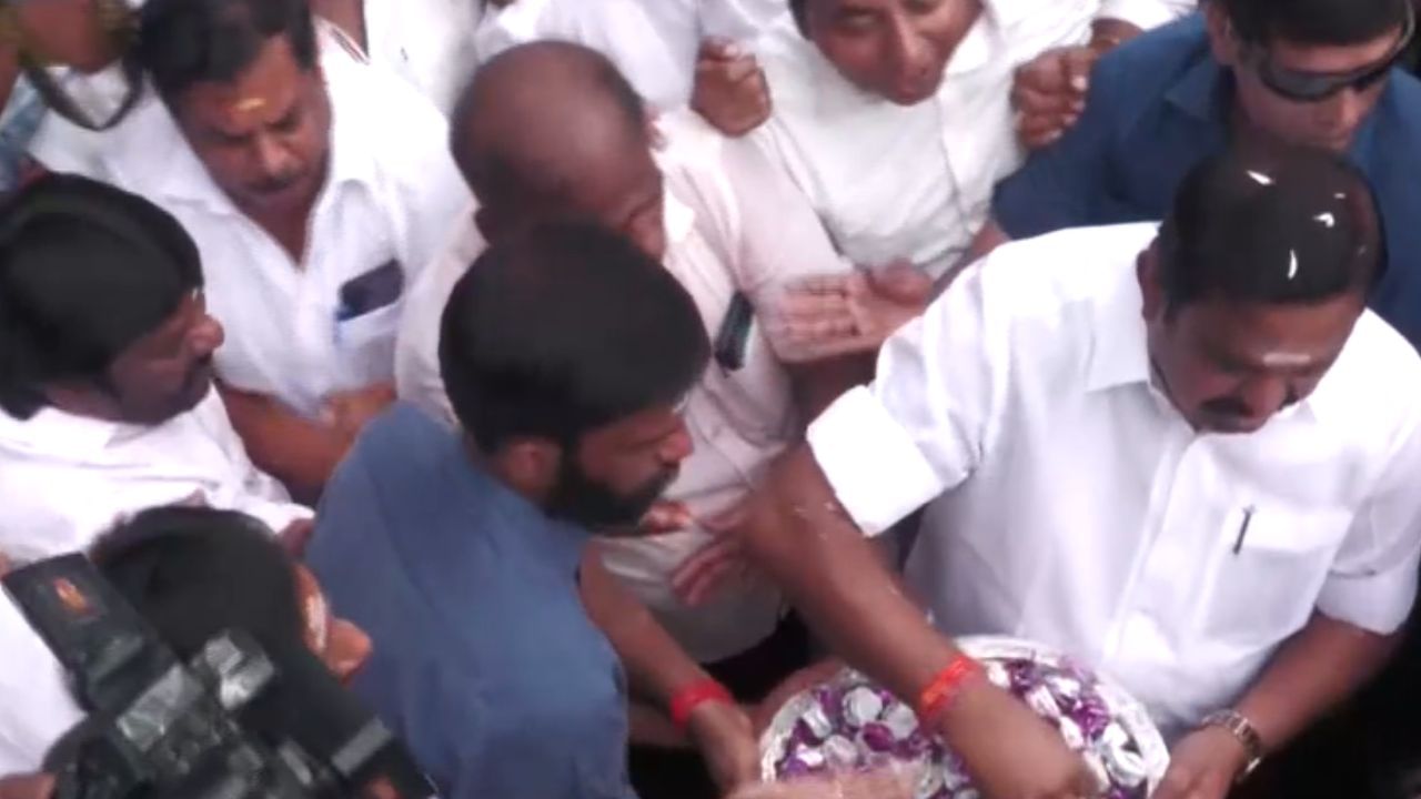 கொண்டாட்டம்.. மகிழ்ச்சி.. அதிமுகவின் 54-வது ஆண்டு தொடக்க விழா!