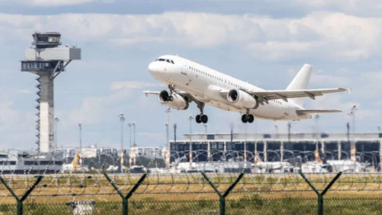 ஏன் பெரும்பாலான விமானங்கள் வெள்ளை நிறத்தில் இருக்கின்றன? காரணம் என்ன தெரியுமா? ஏன் பெரும்பாலான விமானங்கள் வெள்ளை நிறத்தில் இருக்கின்றன? காரணம் என்ன தெரியுமா?