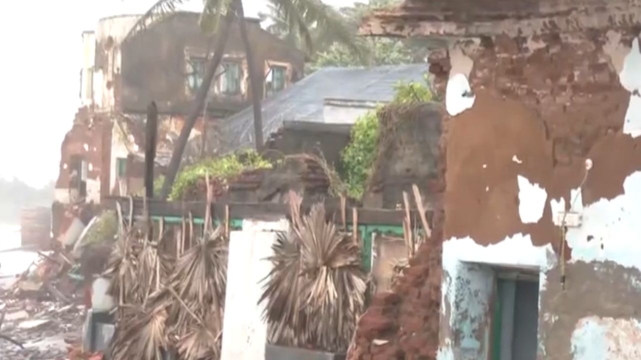 மோன்தா புயலால் கொந்தளிக்கும் கடல்கள்.. கடலோர வீடுகள் சேதம்