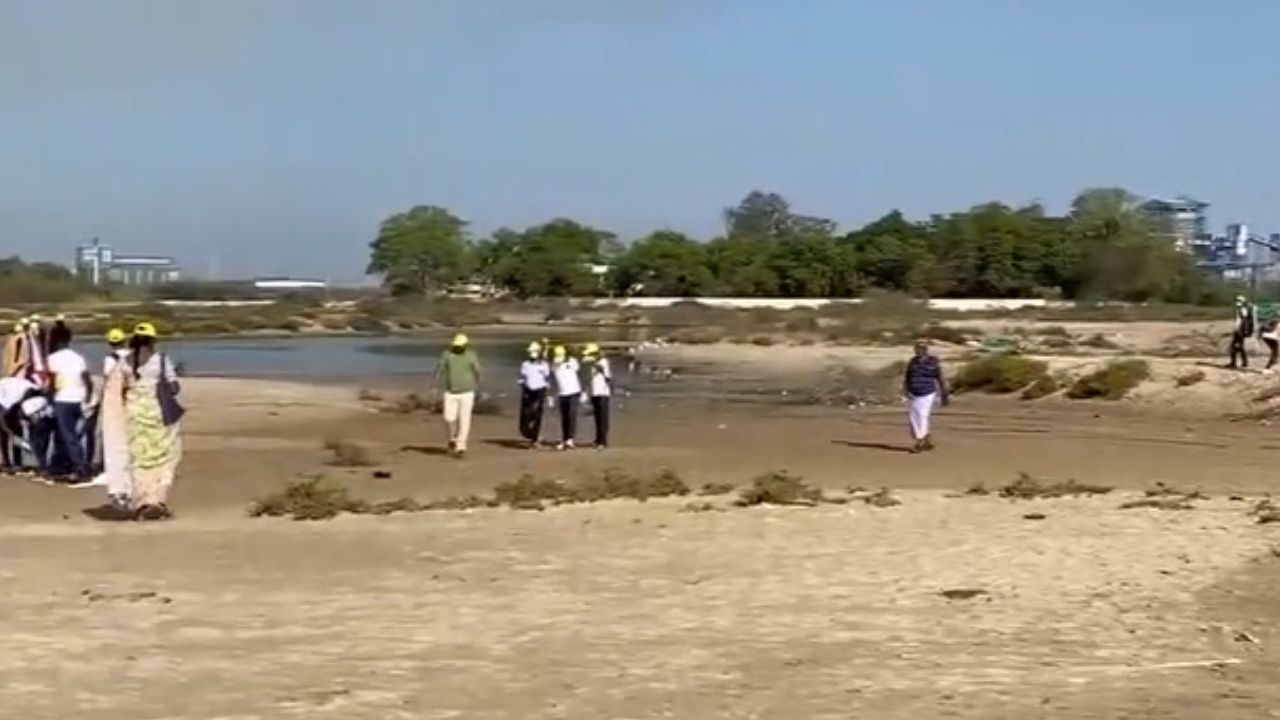 கிளீனாகும் தூத்துக்குடி கடற்கரை.. தன்னார்வலர்கள் முயற்சி!