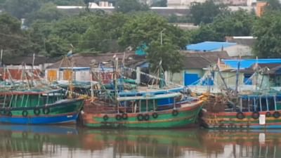 புயல் காரணமாக கடலூரில் 10,000 படகுகள் கரையில் நிறுத்தம்! புயல் காரணமாக கடலூரில் 10,000 படகுகள் கரையில் நிறுத்தம்!