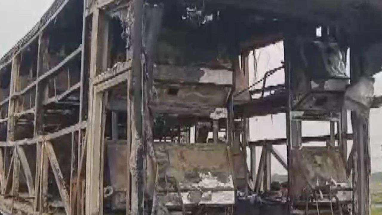 ஆந்திரா : பேருந்தில் பற்றிய தீ.. தூக்கத்திலேயே உயிரிழந்த 20 பேர்!