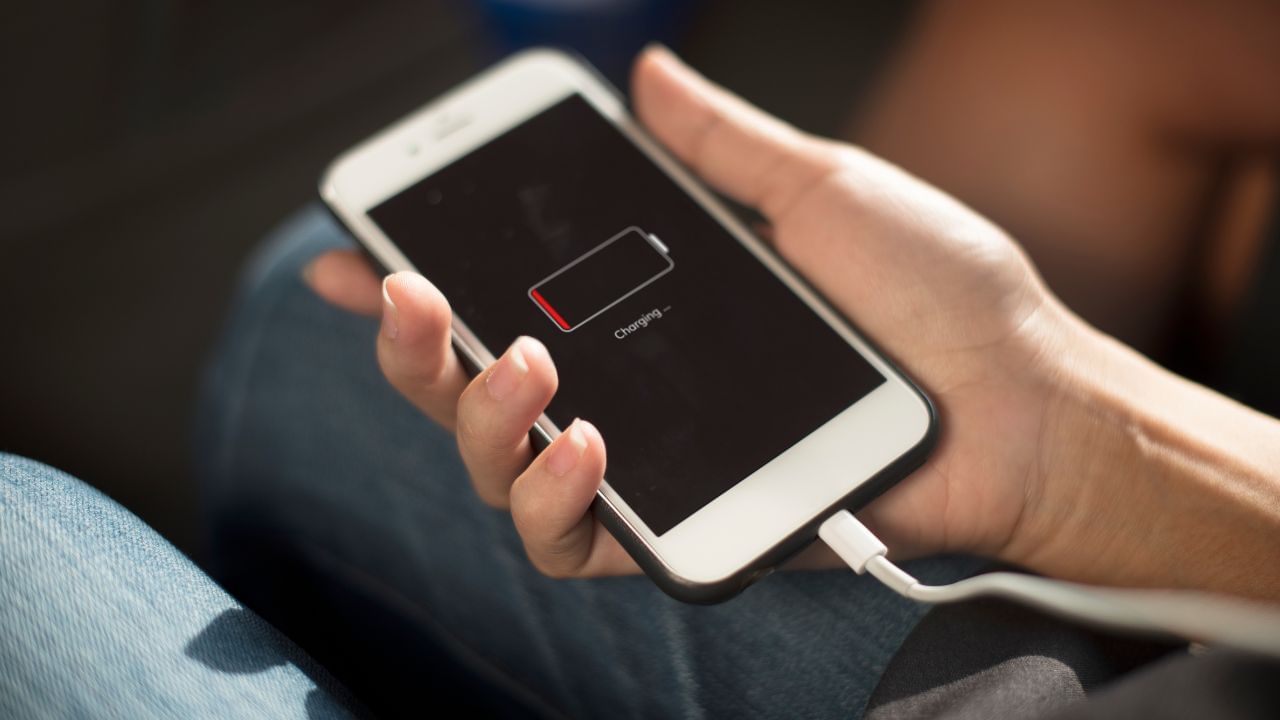 Charger Safety Tips: சார்ஜரை இரவு முழுவதும் பிளக்-இன் செய்து விட்டுச் செல்கிறீர்களா? இது இவ்வளவு ஆபத்தா..? Charger Safety Tips: சார்ஜரை இரவு முழுவதும் பிளக்-இன் செய்து விட்டுச் செல்கிறீர்களா? இது இவ்வளவு ஆபத்தா..?